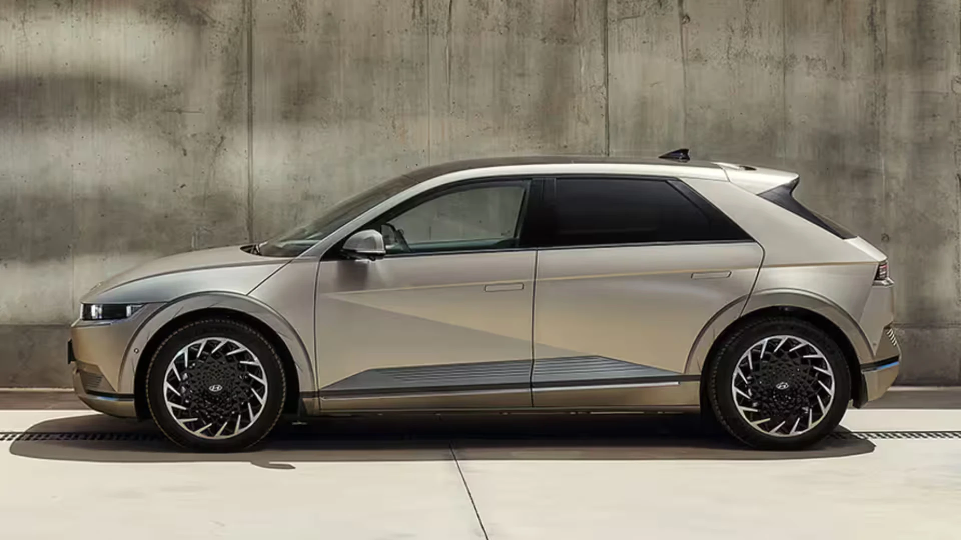 HYUNDAI Ioniq 5 - Image 1